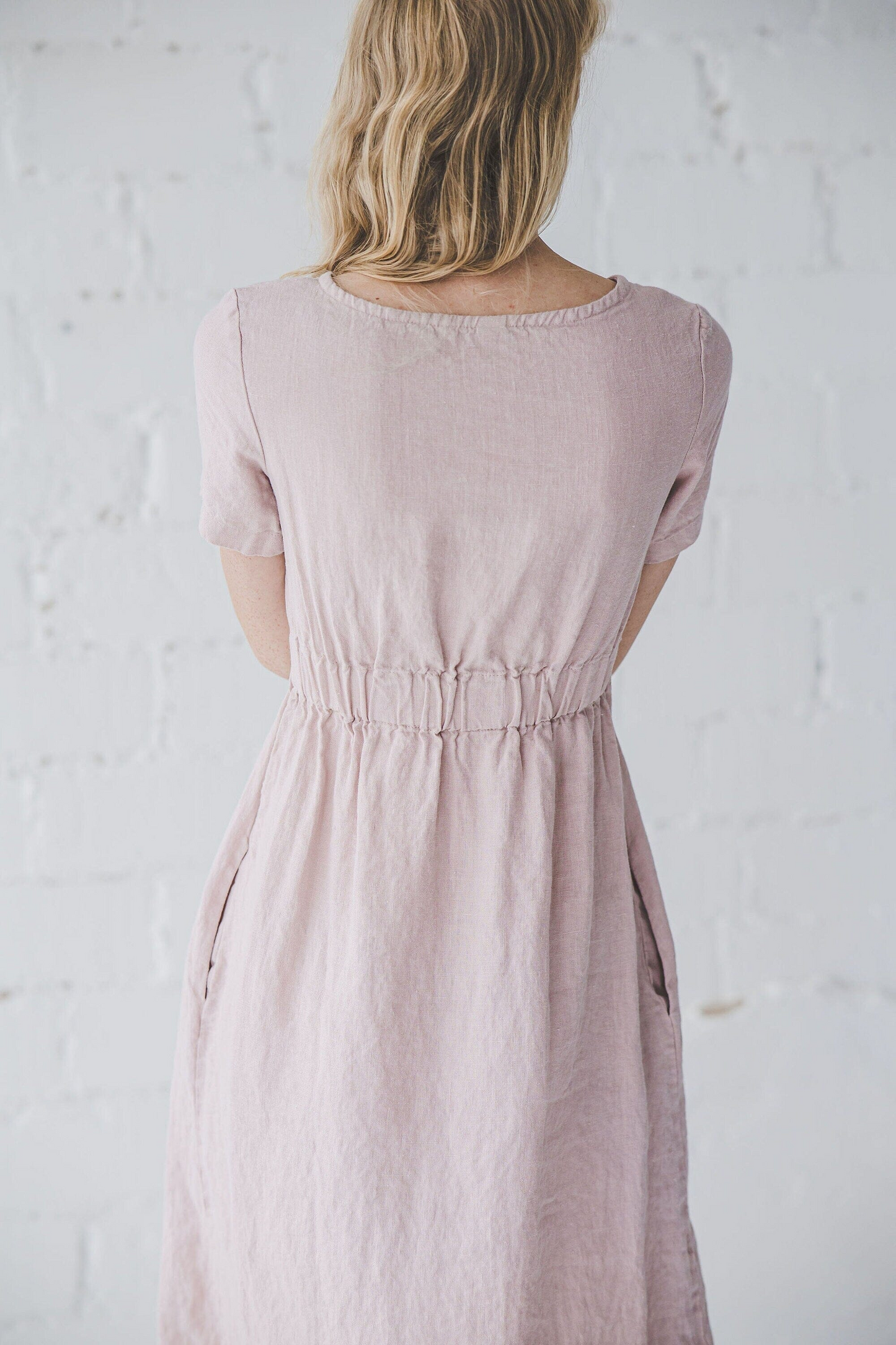 Leichtes Sommerkleid mit kurzen Ärmeln und schmalem Schnitt