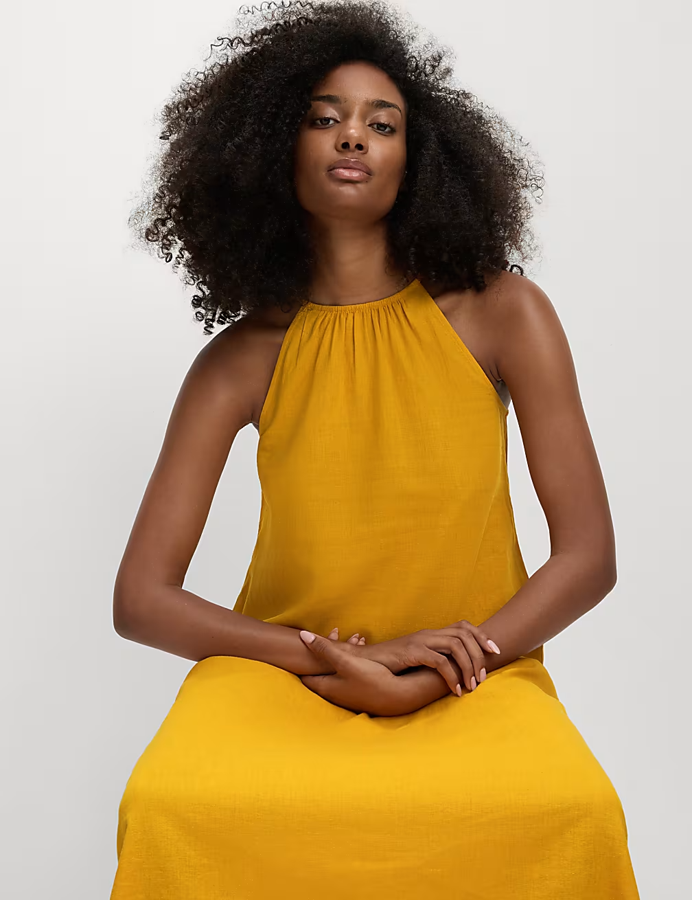 Schwingendes Maxikleid mit Halterneck und leichtem Sommerstil