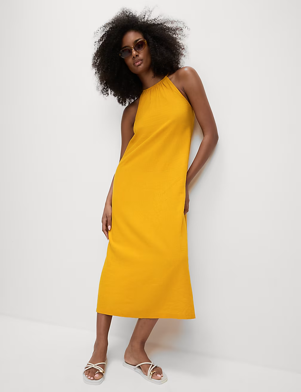 Schwingendes Maxikleid mit Halterneck und leichtem Sommerstil
