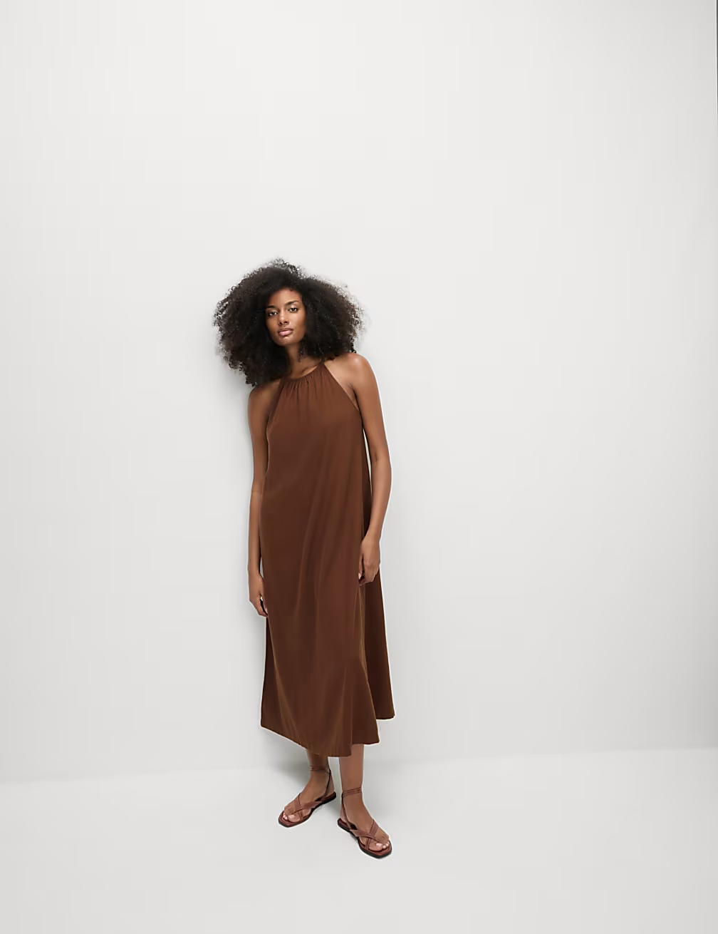 Schwingendes Maxikleid mit Halterneck und leichtem Sommerstil