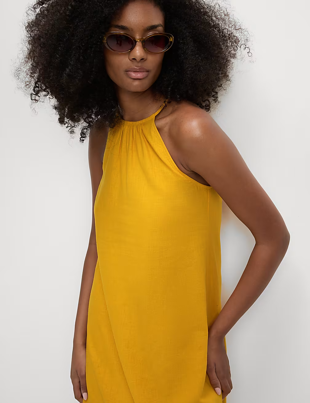 Schwingendes Maxikleid mit Halterneck und leichtem Sommerstil