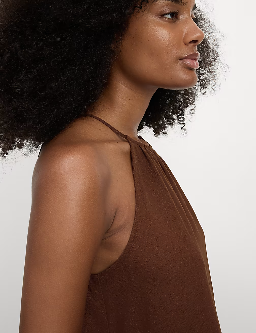 Schwingendes Maxikleid mit Halterneck und leichtem Sommerstil