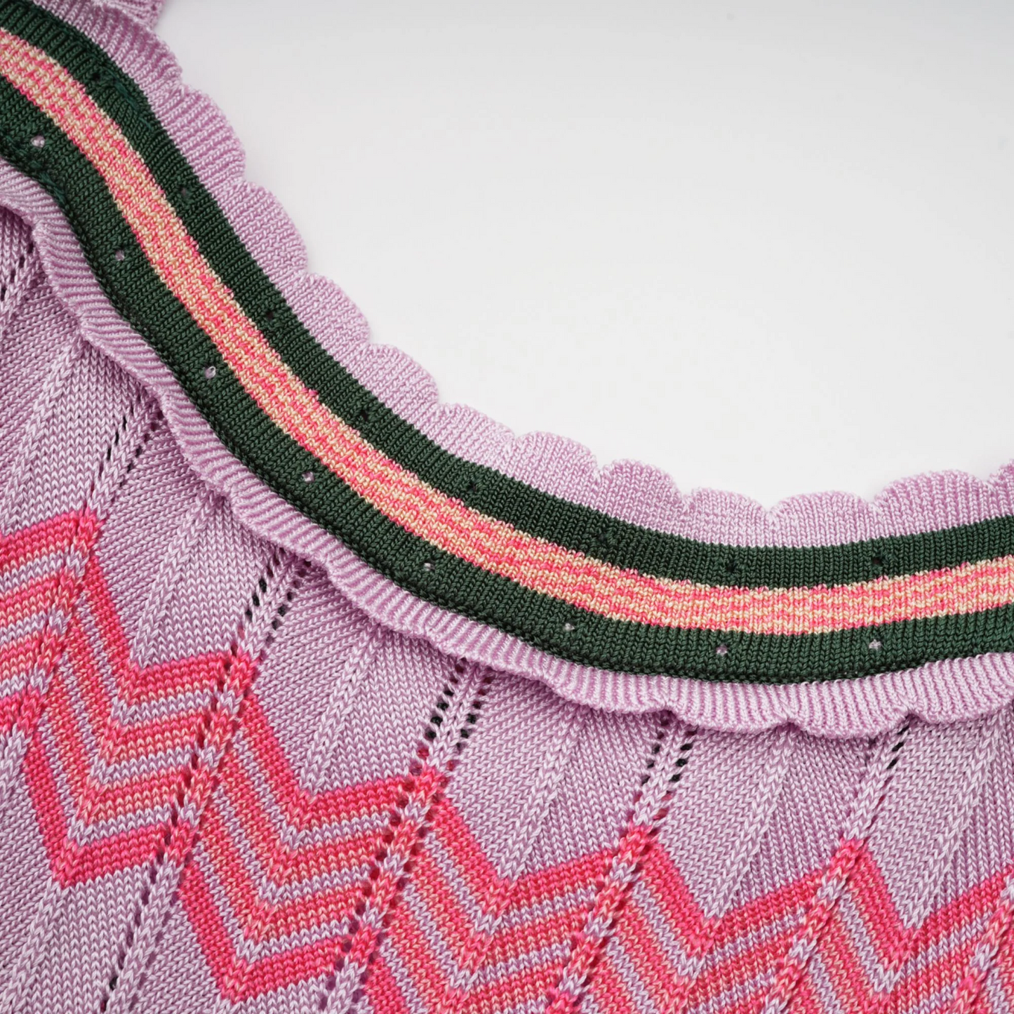 Stylisches Midikleid mit eckigem Ausschnitt und gemusterten Trägern