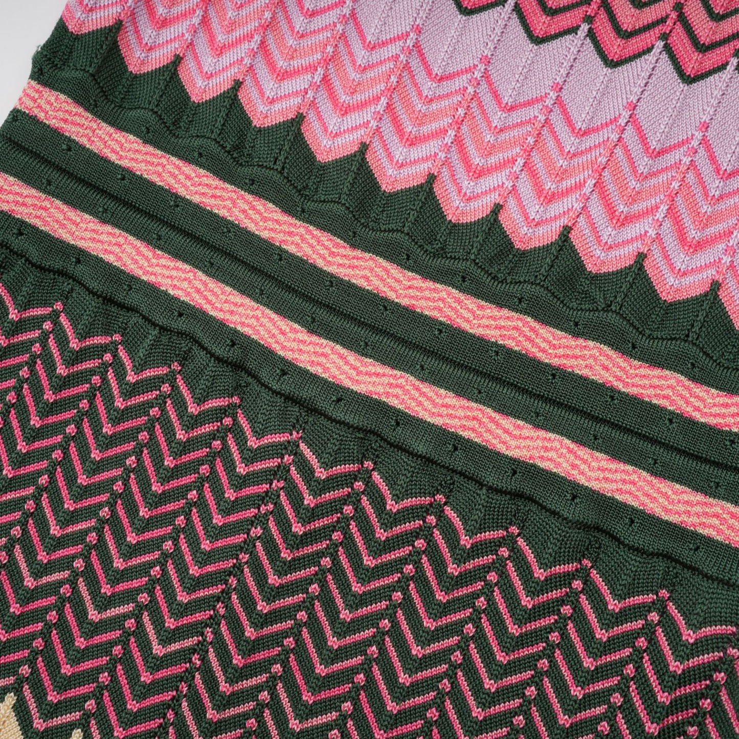 Stylisches Midikleid mit eckigem Ausschnitt und gemusterten Trägern