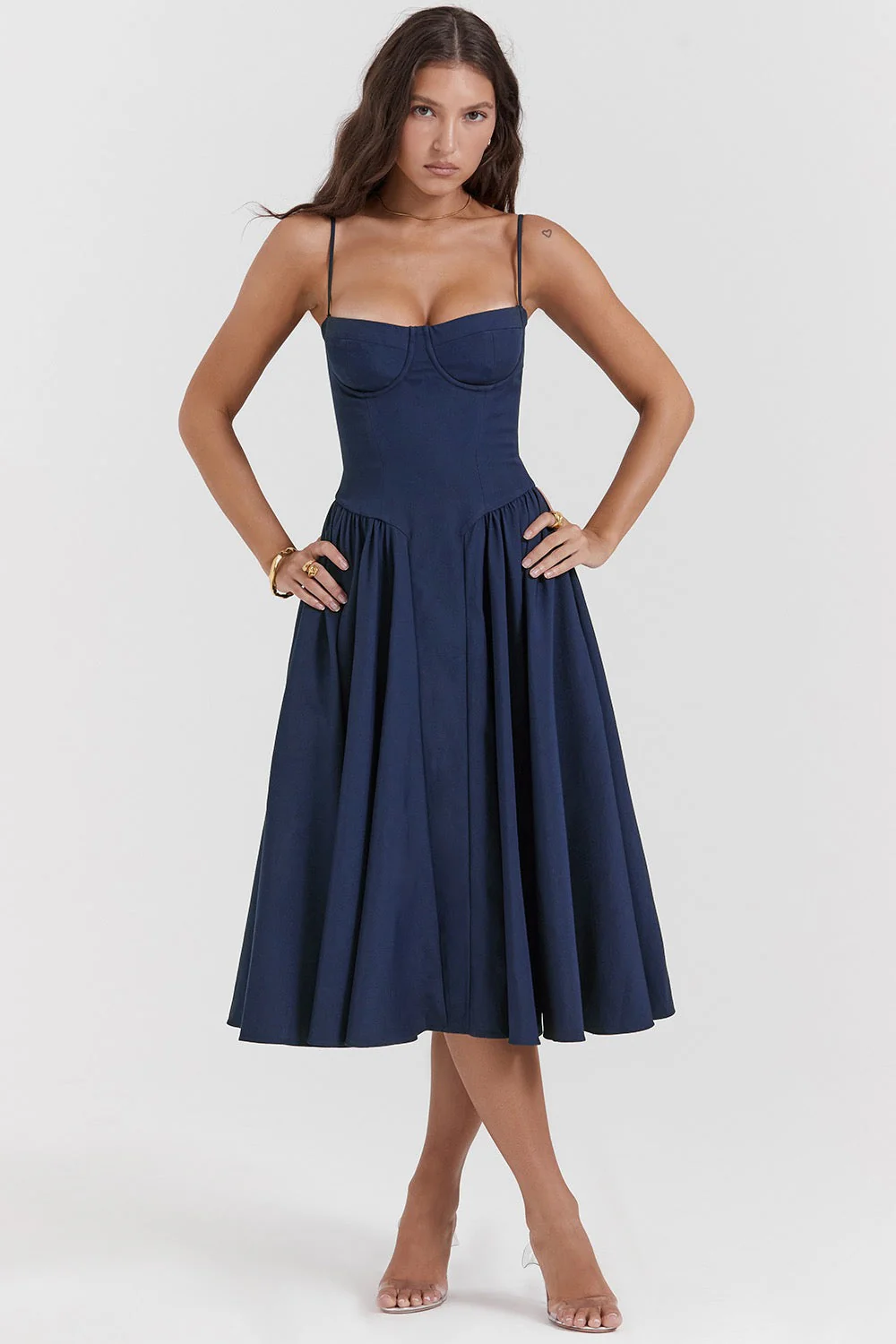 Elegantes Midikleid mit schmalen Trägern für einen stilvollen Auftritt