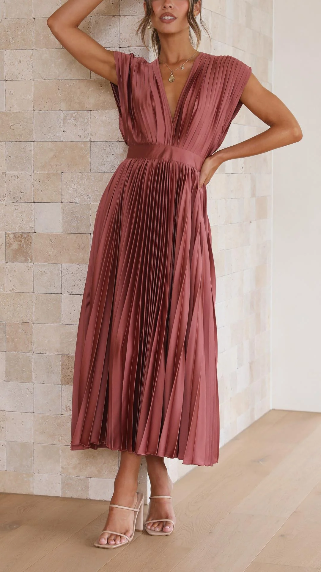 Faltiges Midikleid mit edlem Look für besondere Anlässe