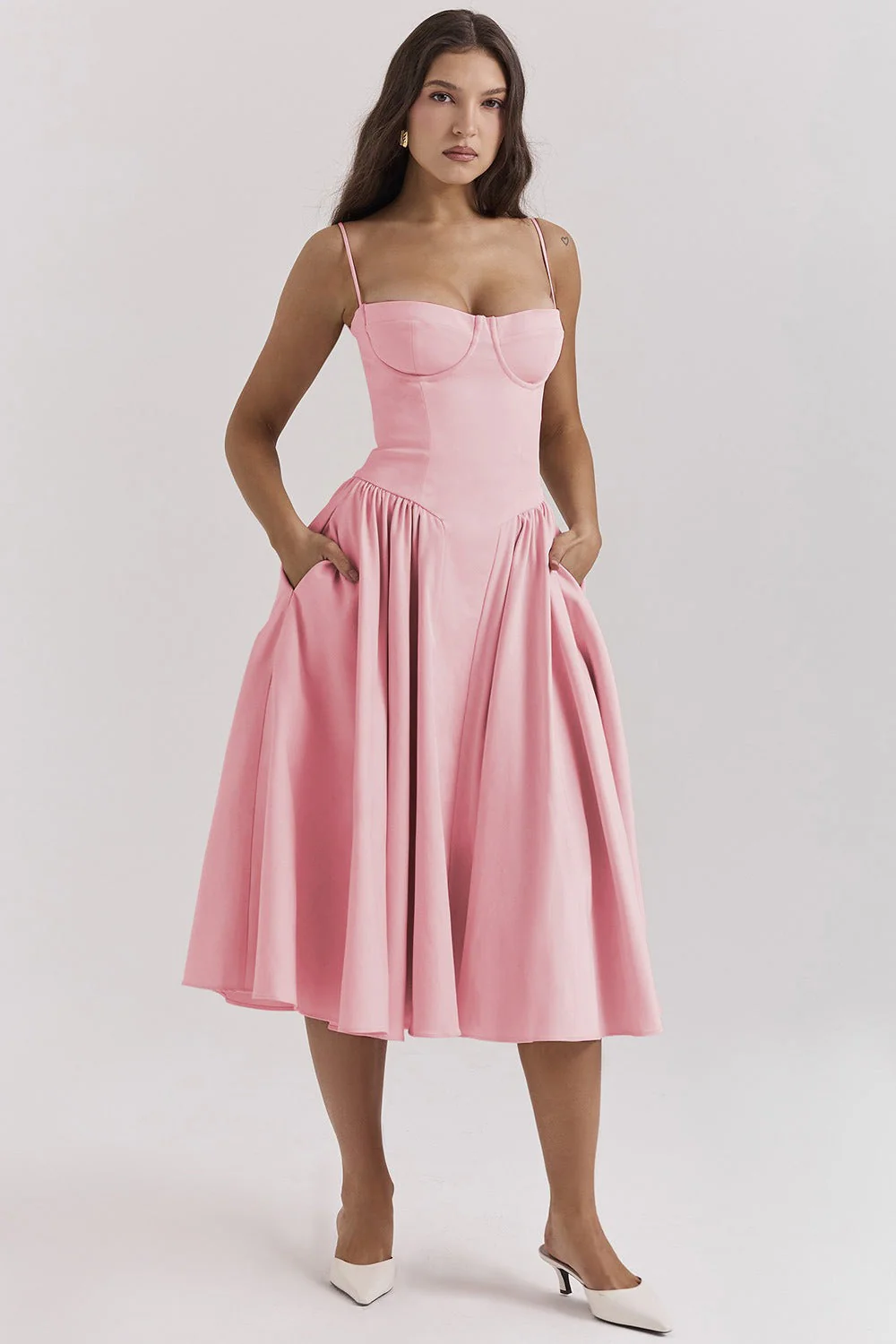 Elegantes Midikleid mit schmalen Trägern für einen stilvollen Auftritt