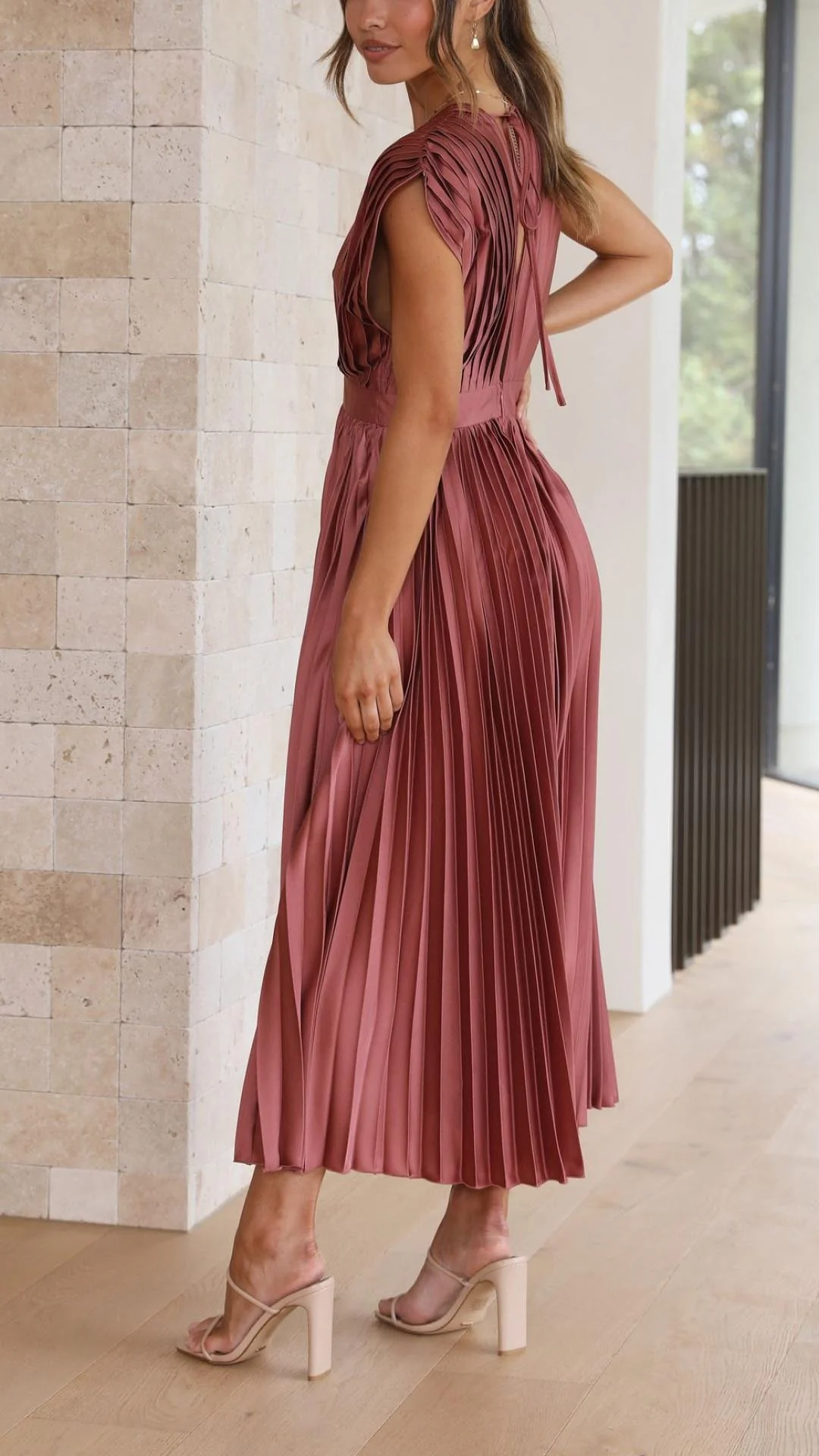 Faltiges Midikleid mit edlem Look für besondere Anlässe