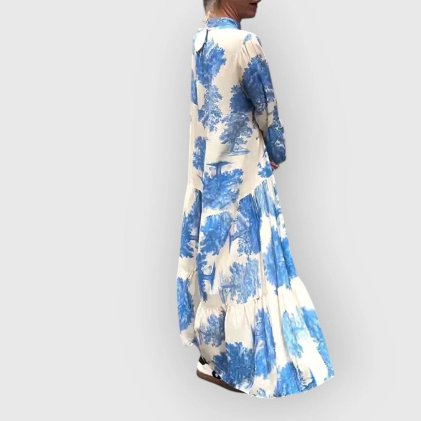Elegantes langes Kleid mit weitem Schnitt langen Ärmeln und Boho Stil