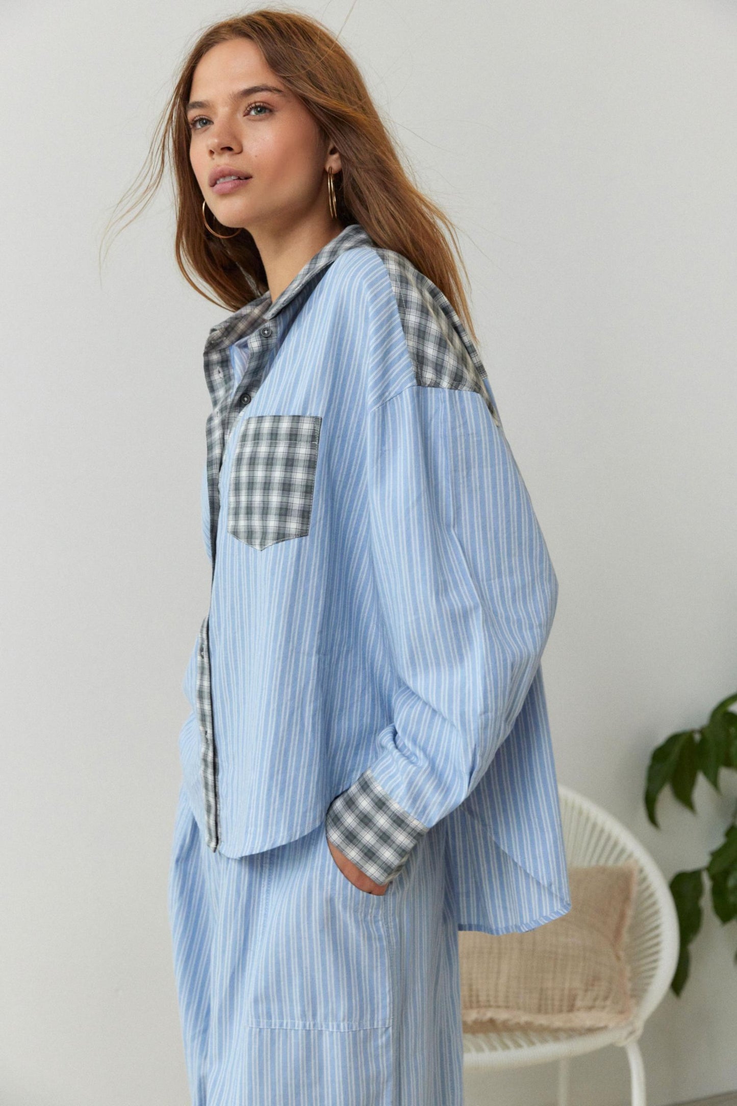 Locker sitzendes Damen-Pyjama-Set mit Hemd und weiter Hose