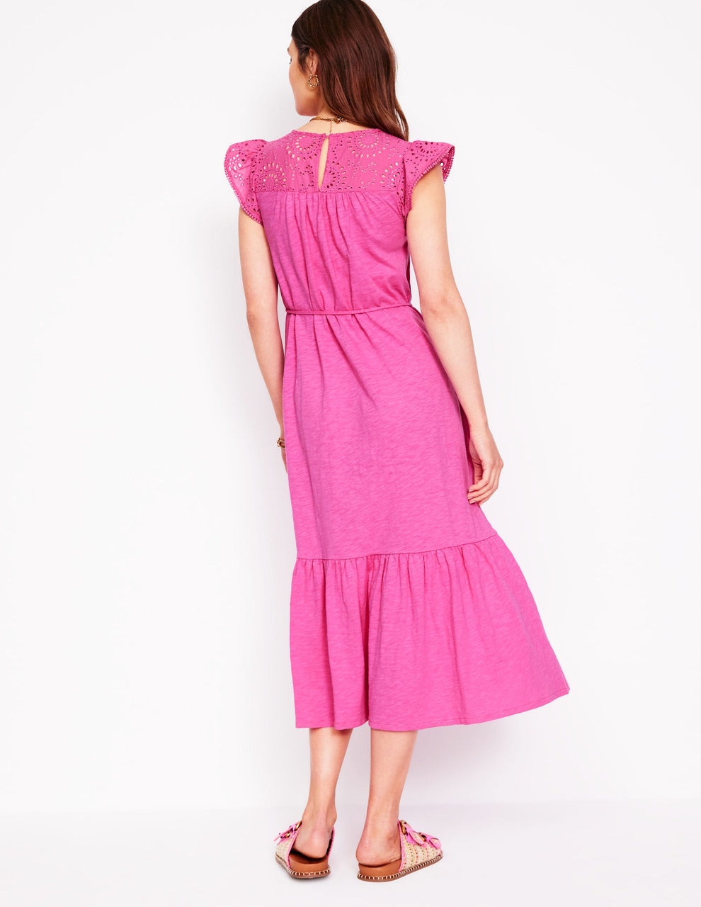 Midikleid mit feiner Lochstickerei an den kurzen Ärmeln