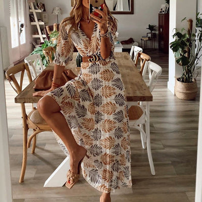 Langes Sommerkleid mit kurzen Ärmeln und Blättermuster