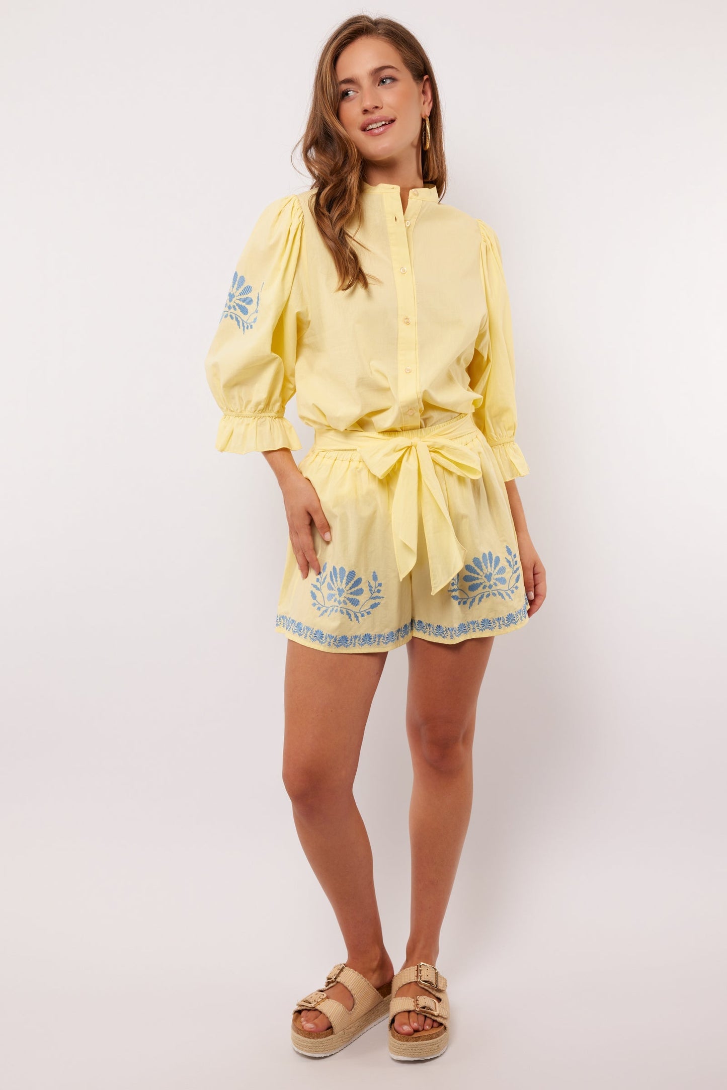 Sommerliche kurze Hose mit Gürtel und schlichtem Design