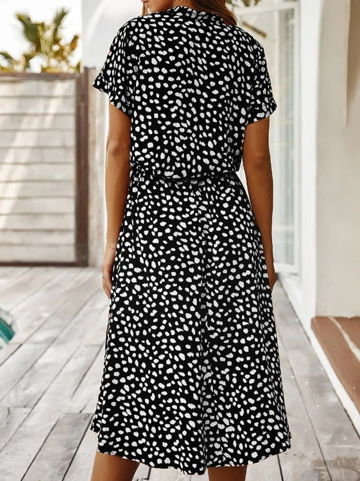 Luftiges und bequemes Sommerkleid mit Punktmuster für warme Tage