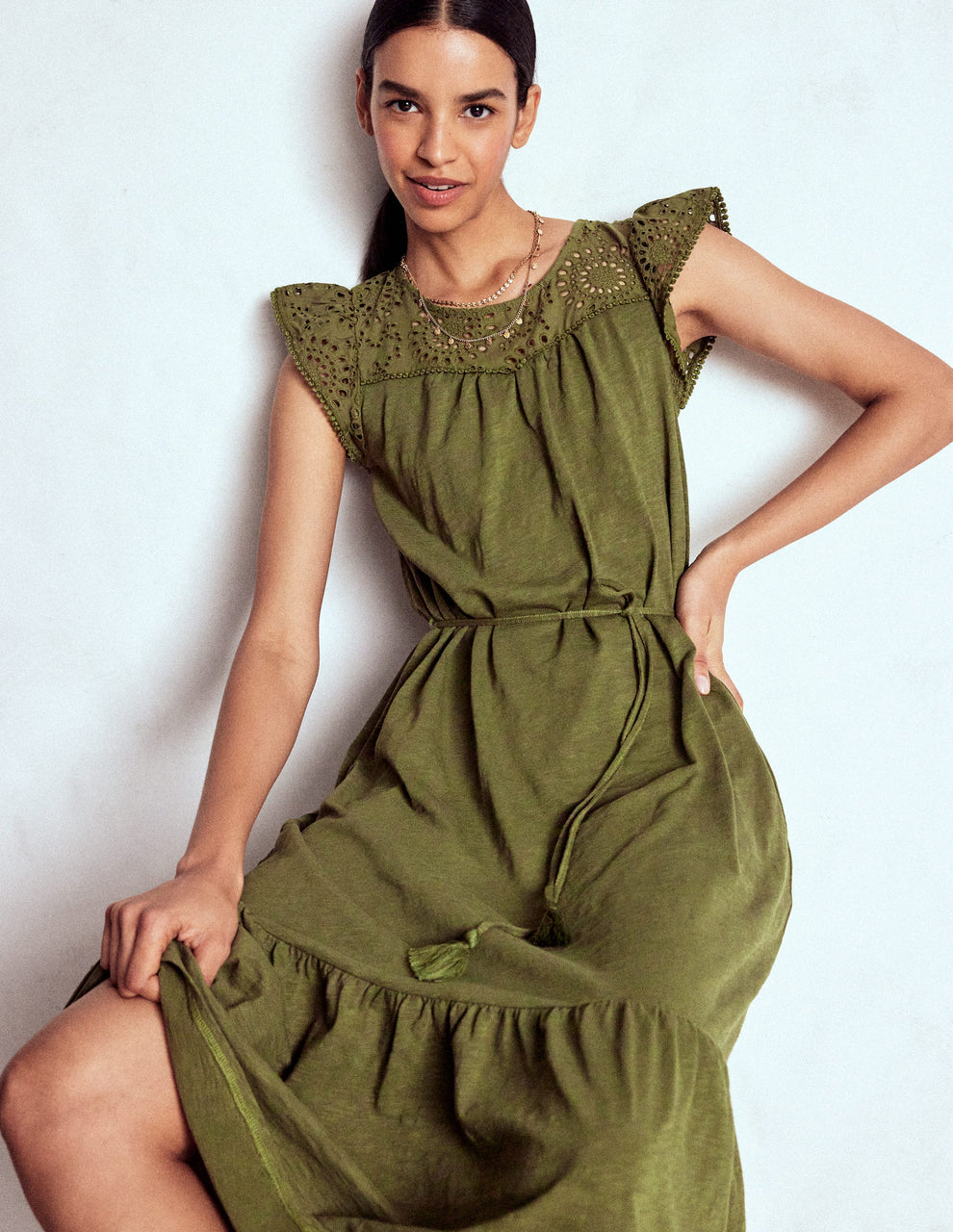 Midikleid mit feiner Lochstickerei an den kurzen Ärmeln