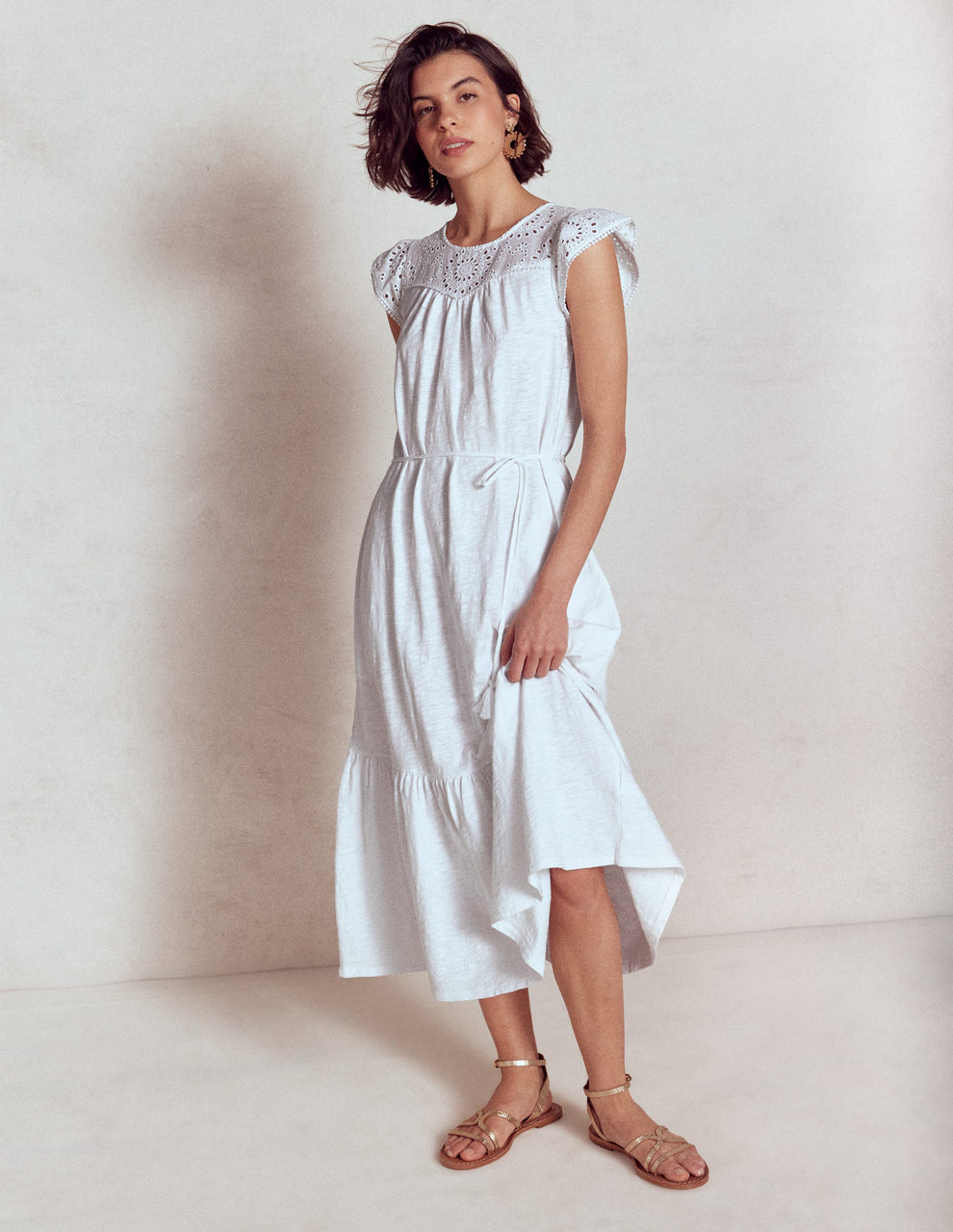 Midikleid mit feiner Lochstickerei an den kurzen Ärmeln
