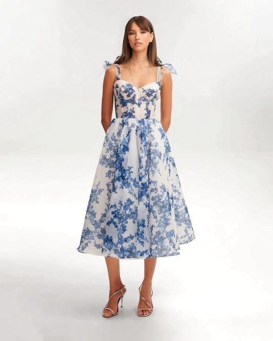 Leichtes Sommer Midikleid mit zartem Blumenmuster und Trägern