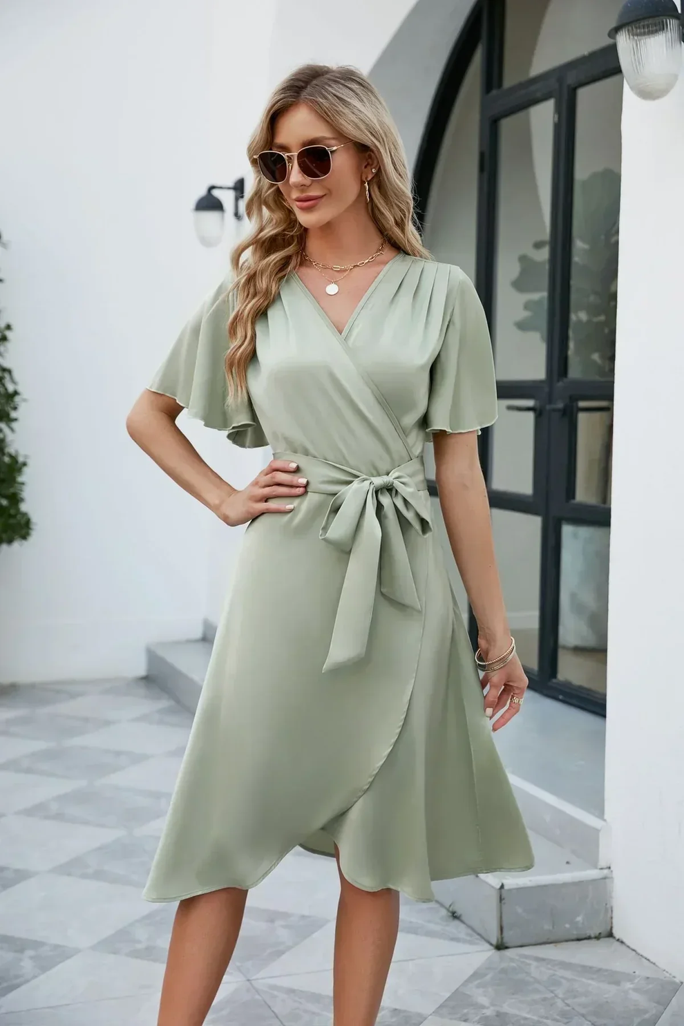 Kurzes elegantes Wickelkleid mit Schleifenverschluss und fließender Form