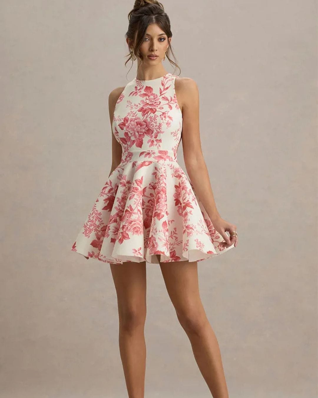 Elegantes Minikleid mit Rückenausschnitt und Schleife im Rückenbereich