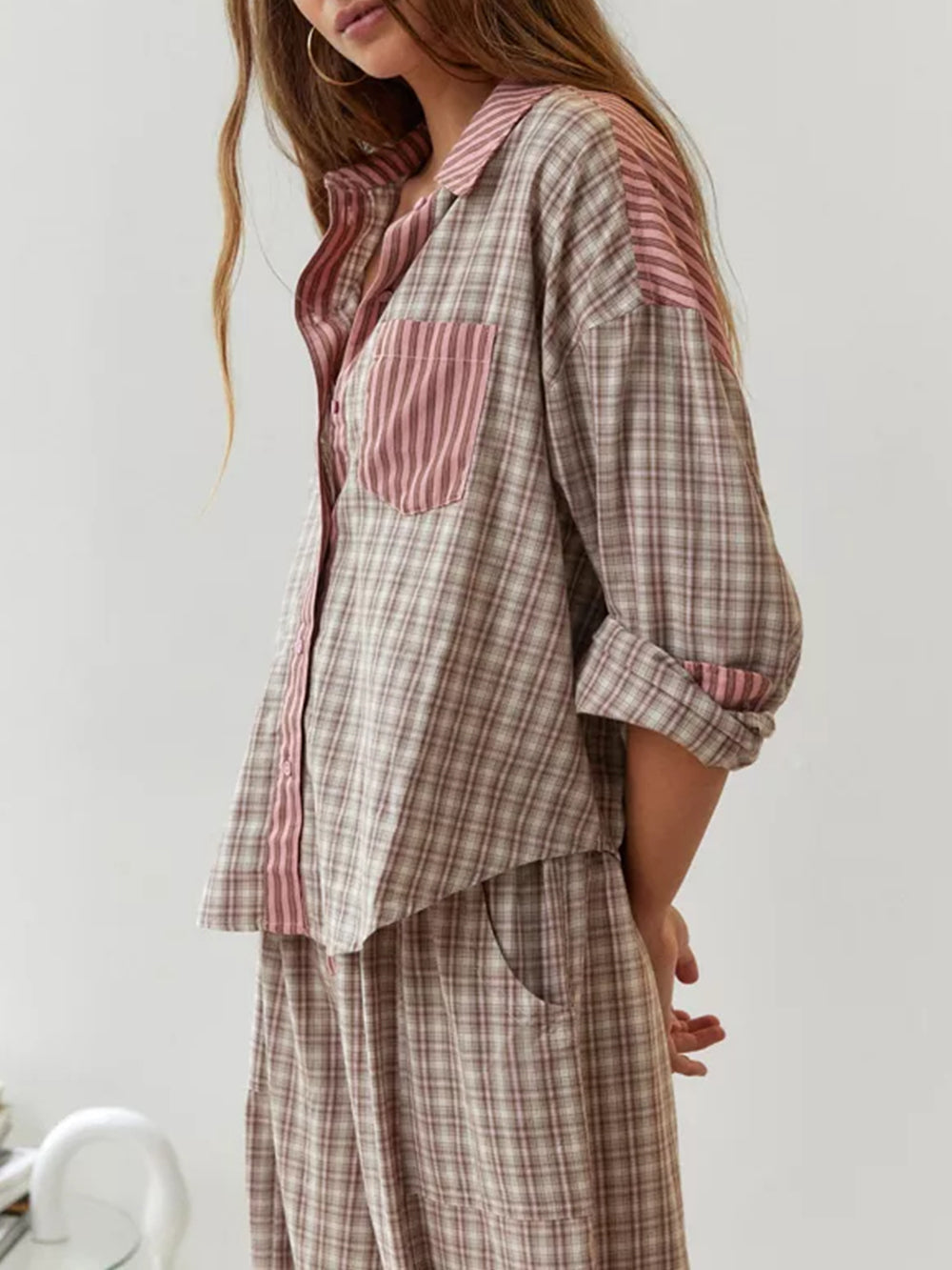 Locker sitzendes Damen-Pyjama-Set mit Hemd und weiter Hose