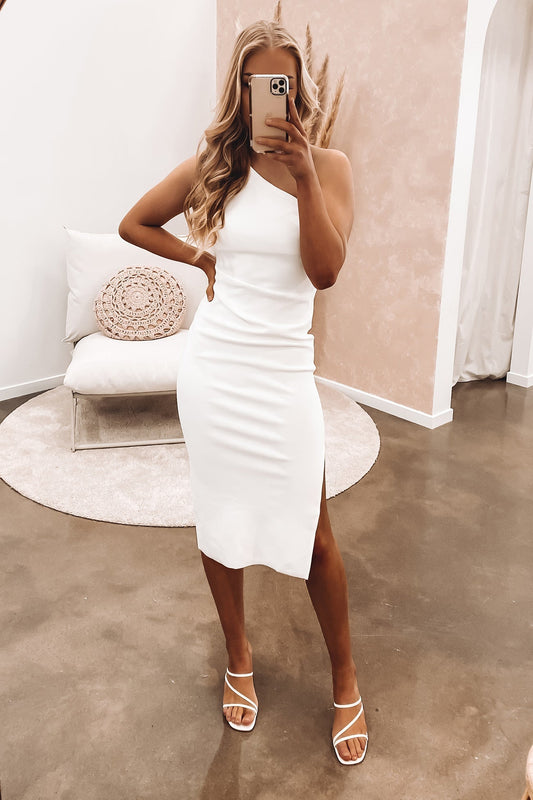 Stilvolles Midikleid für Damen mit One-Shoulder-Detail und Schlitz