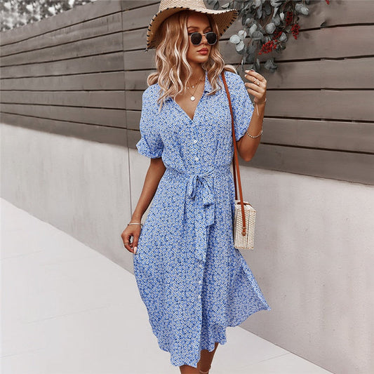 Sommerliches Midikleid mit Blumenmuster Knopfdetails und kurzen Ärmeln