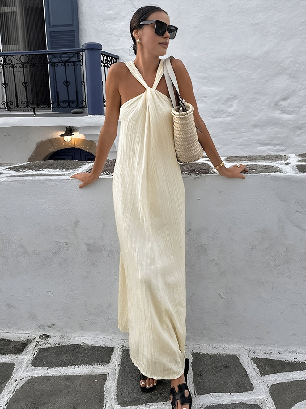 Elegantes langes Kleid mit fließendem Schnitt und feinem Halterdesign für besondere Anlässe