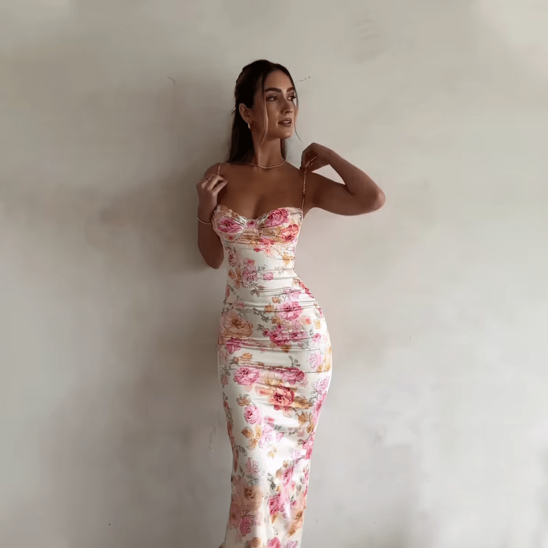Langes Sommerkleid mit Blumenmuster und schmalen Trägern