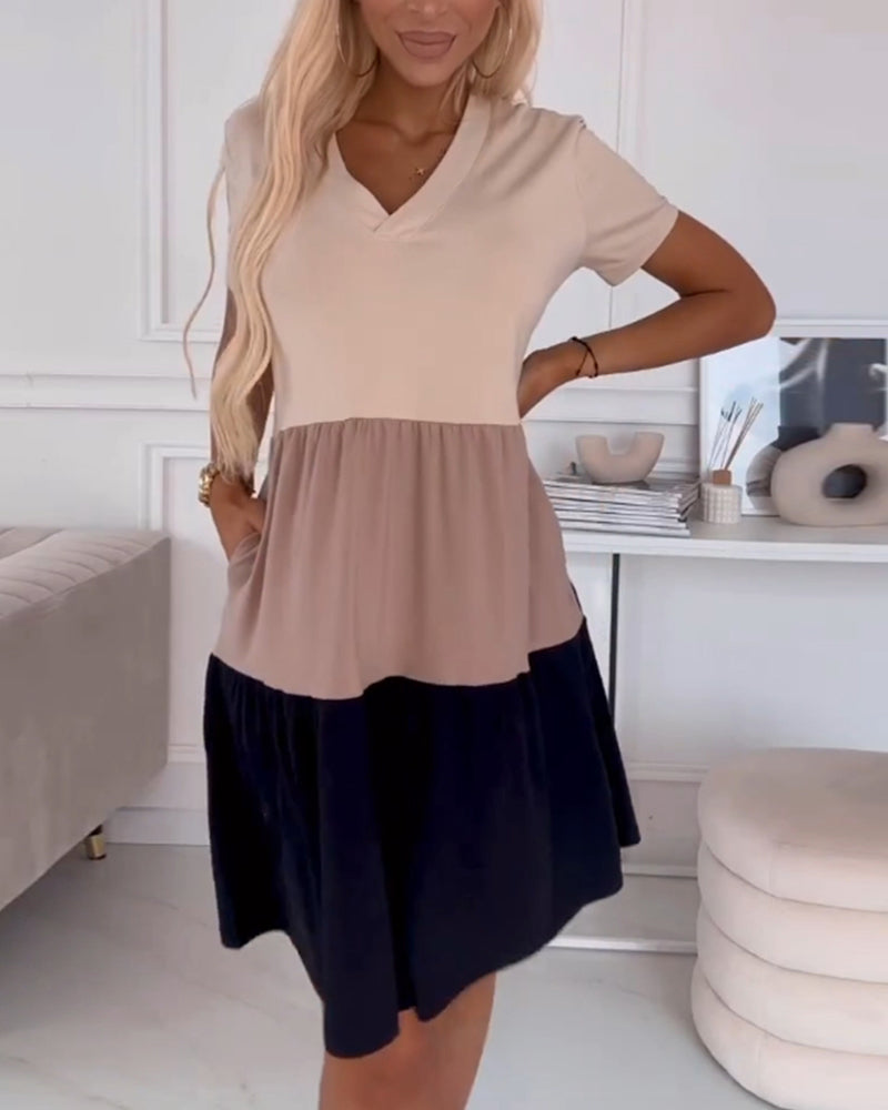 Lässiges Kleid mit kurzen Ärmeln und modernem Farbdesign