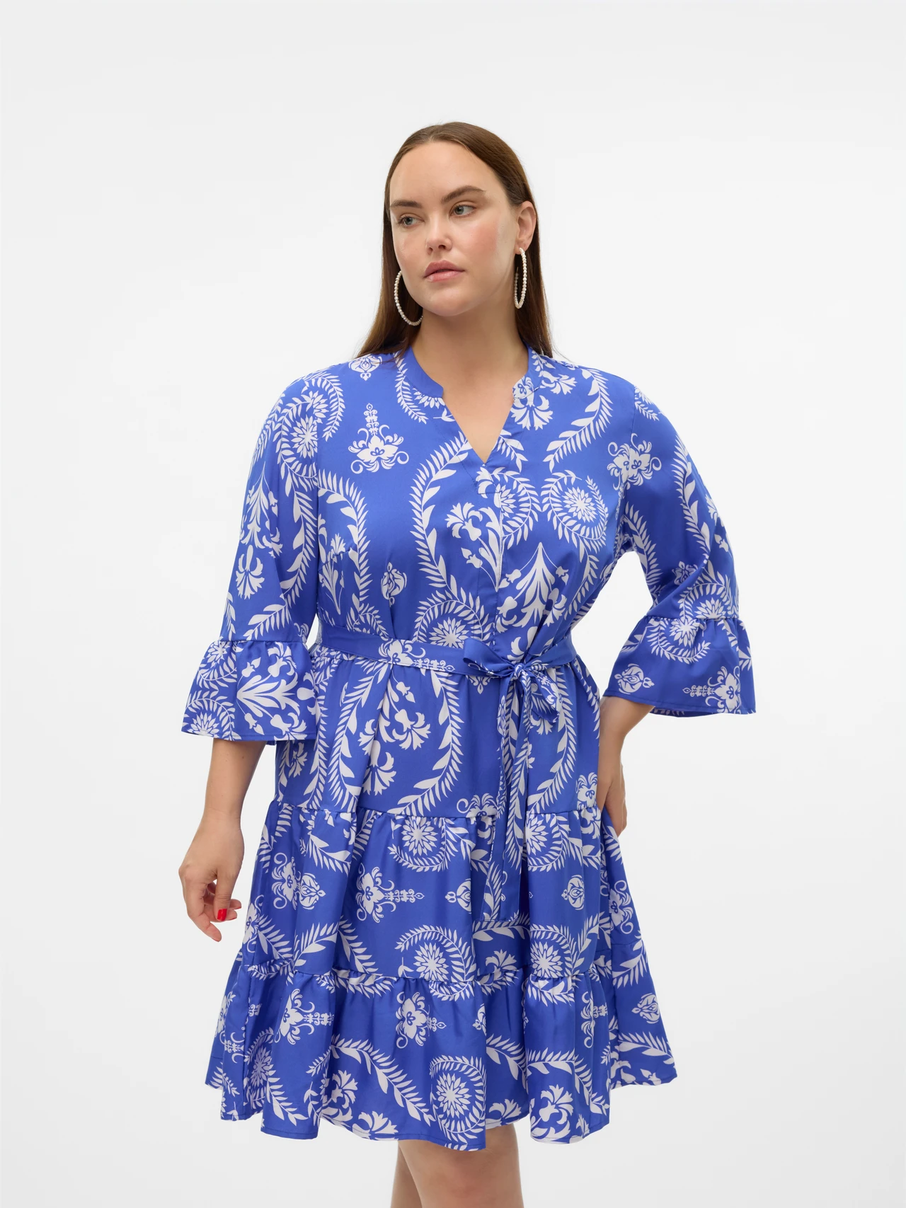 Kurzes Freizeitkleid mit geometrischem Muster und V-Ausschnitt