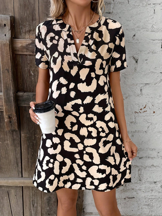Sommerliches Minikleid mit edlem Muster und kurzen Ärmeln