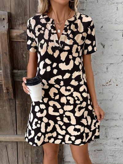 Sommerliches Minikleid mit edlem Muster und kurzen Ärmeln
