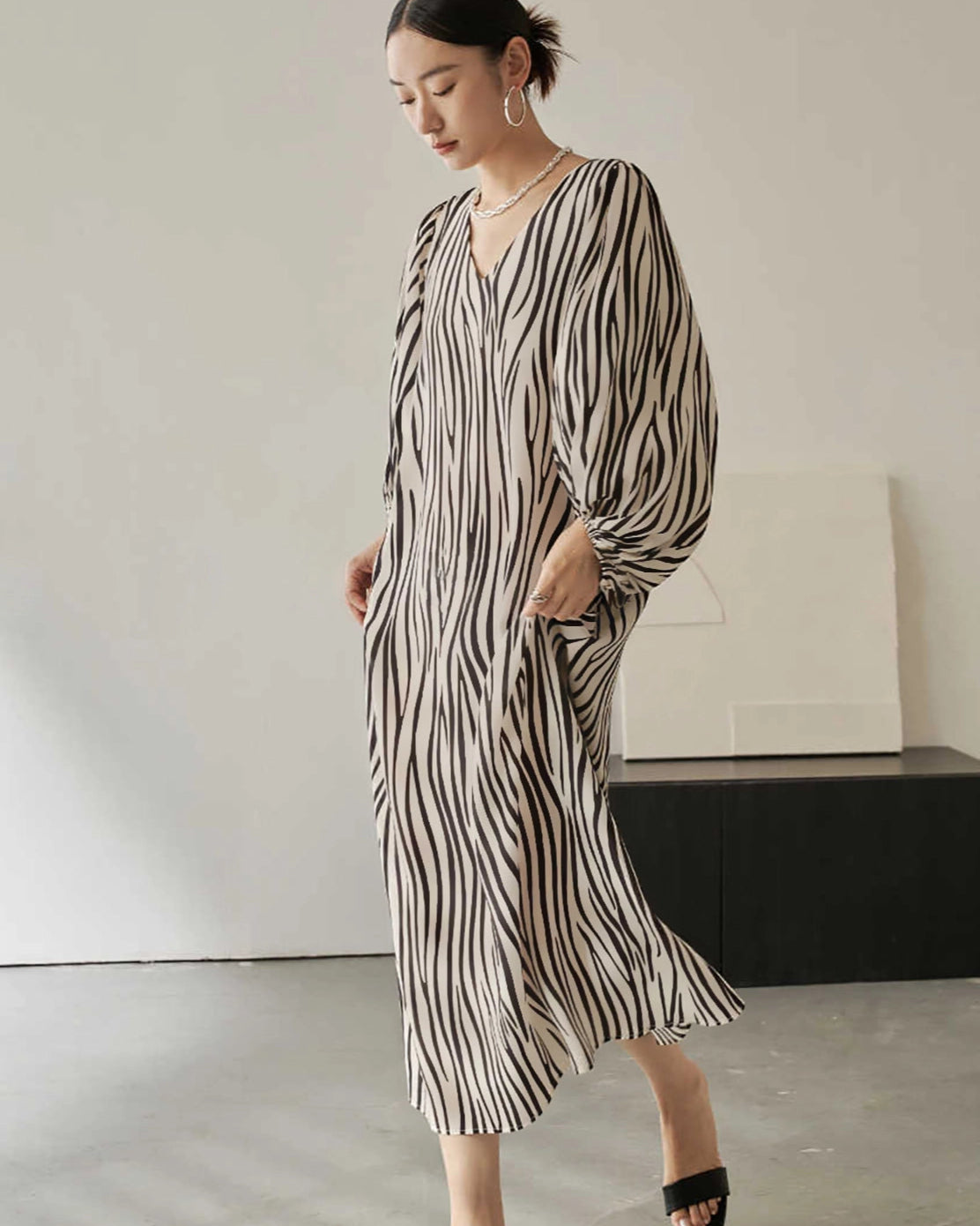 Maxikleid im lockeren Stil mit modernem Zebramuster