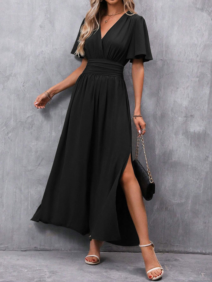 Langes elegantes Kleid mit sanftem Fall und kurzen Ärmeln für besondere Anlässe