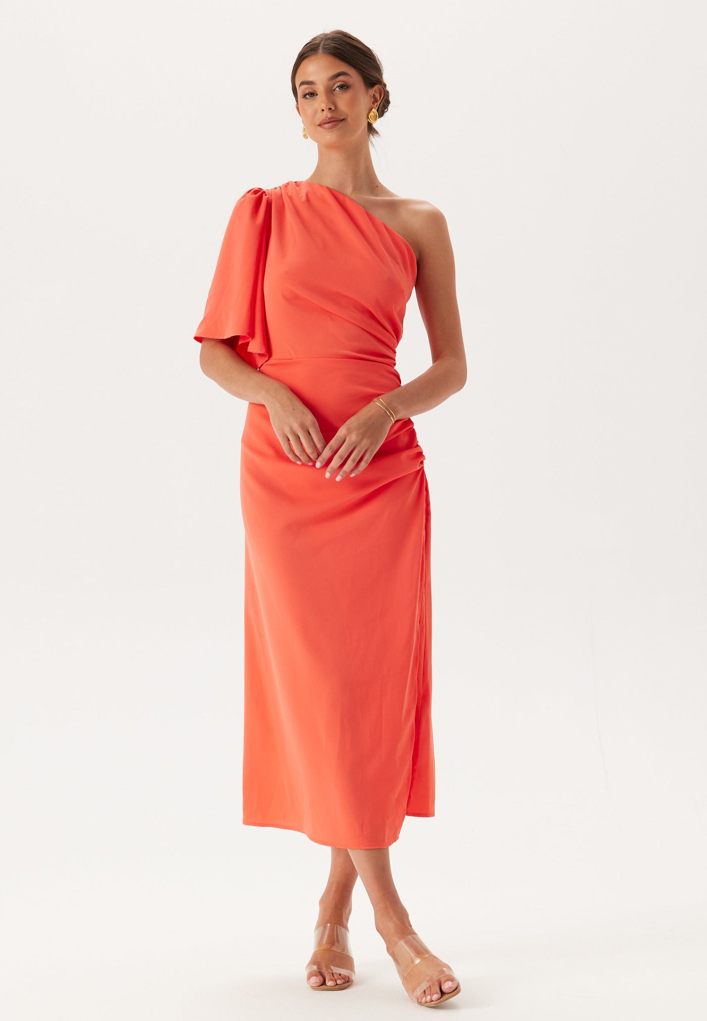 Asymmetrisches Midikleid mit einem plissierten Kurzarm