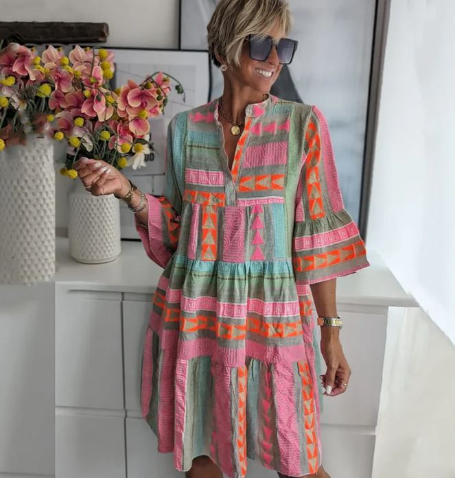 Modisches kurzes Sommerkleid für Damen mit zeitgemäßem Look