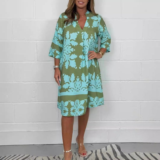 Weit geschnittenes kurzes Kleid mit Muster und mittellangen Ärmeln