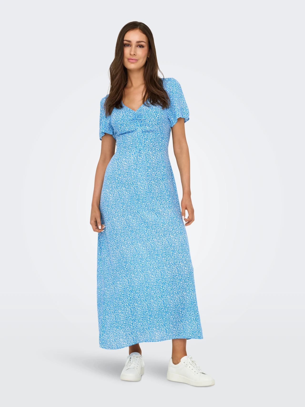 Sommerliches Maxikleid mit Blumenmuster und kurzen Ärmeln