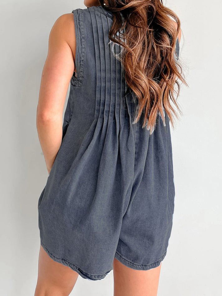 Sommerlicher kurzer Jumpsuit mit V Ausschnitt Schleife und lockerem Schnitt
