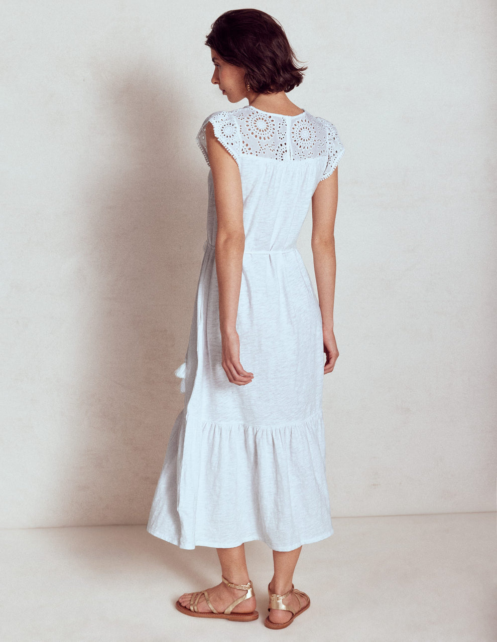 Midikleid mit feiner Lochstickerei an den kurzen Ärmeln