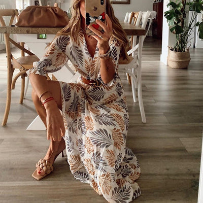 Langes Sommerkleid mit kurzen Ärmeln und Blättermuster