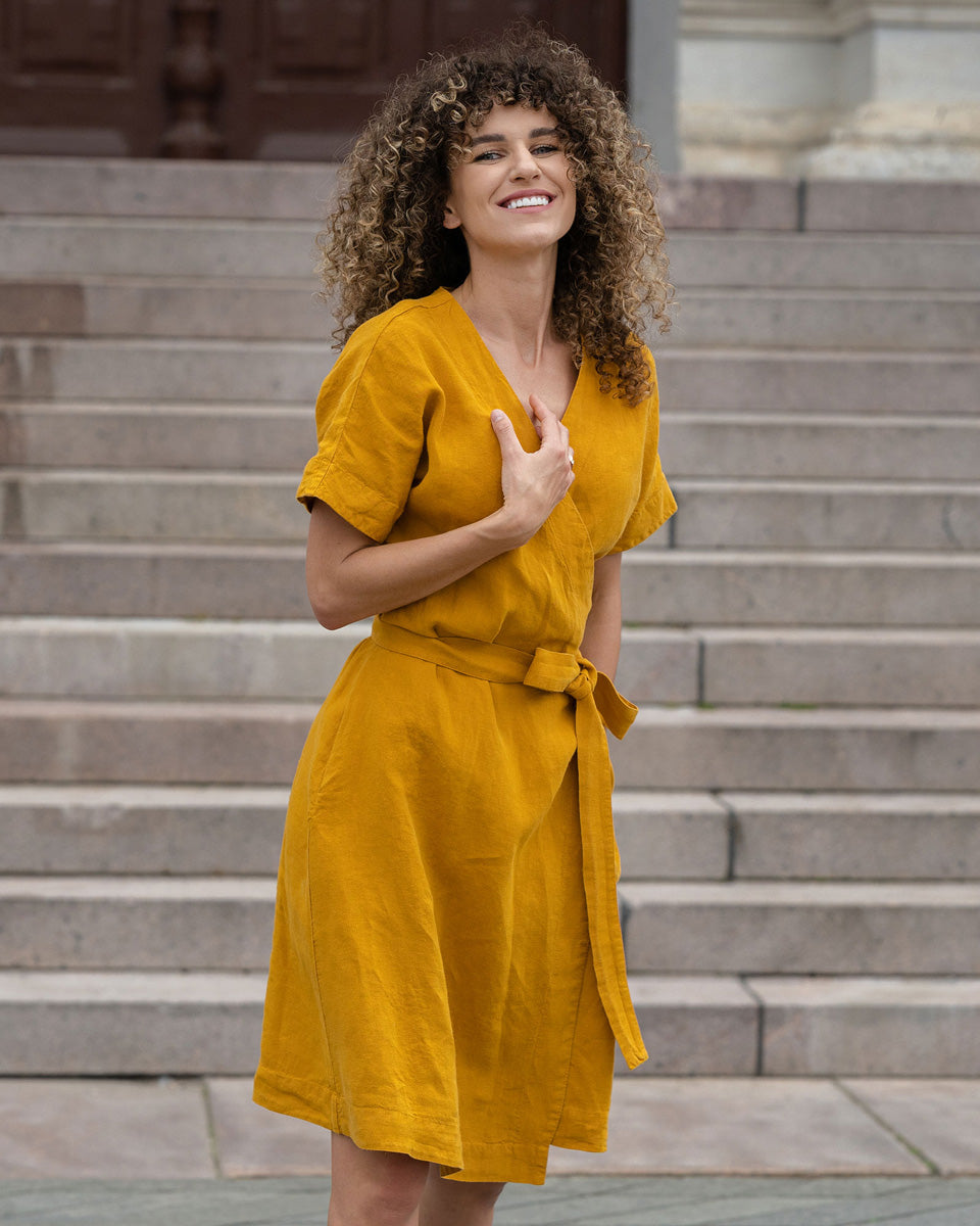 Wickelkleid mit kurzen Ärmeln und Gürtel für einen leichten Alltagsstil
