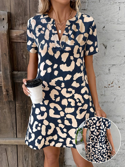 Sommerliches Minikleid mit edlem Muster und kurzen Ärmeln