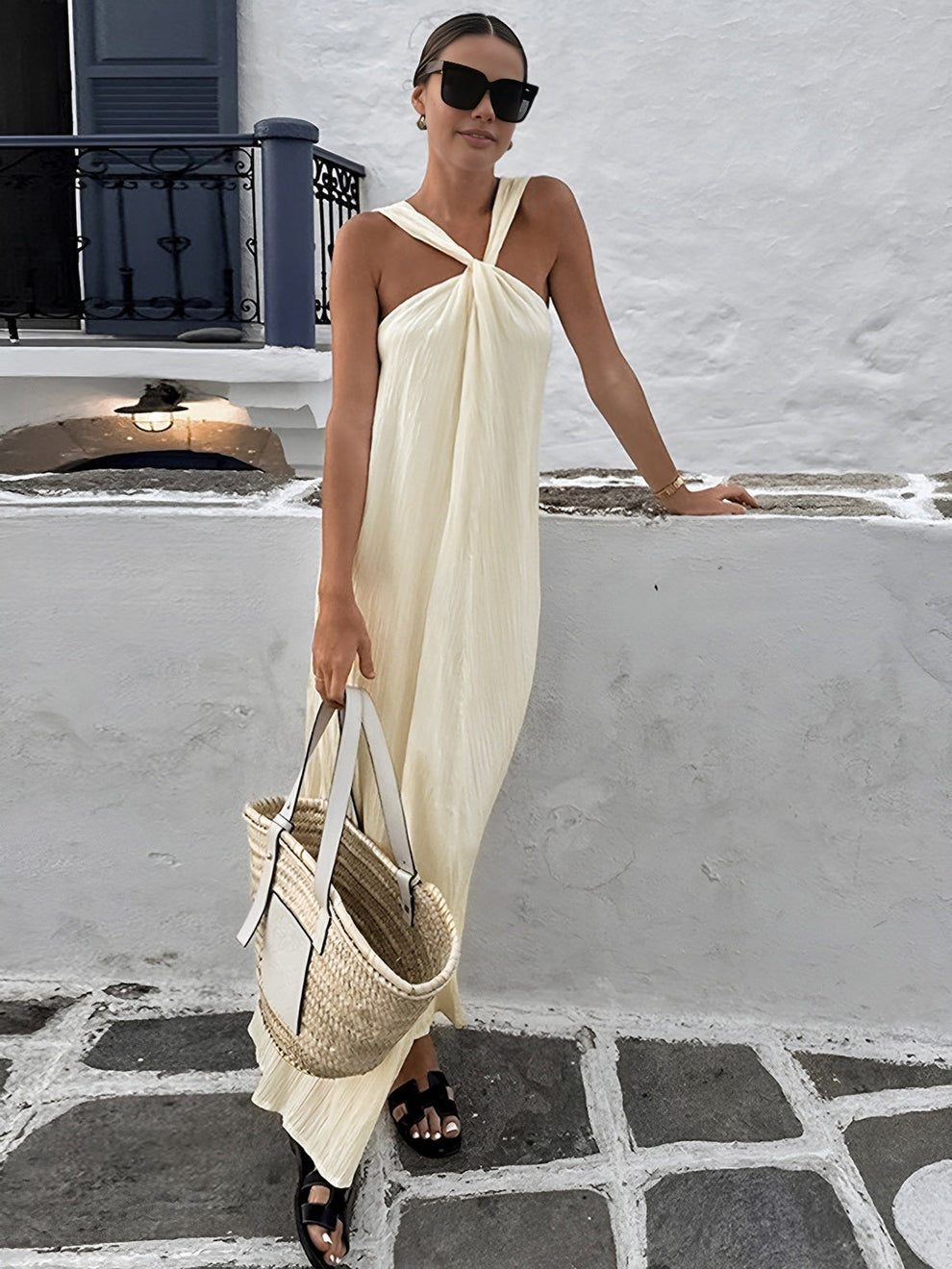 Elegantes langes Kleid mit fließendem Schnitt und feinem Halterdesign für besondere Anlässe