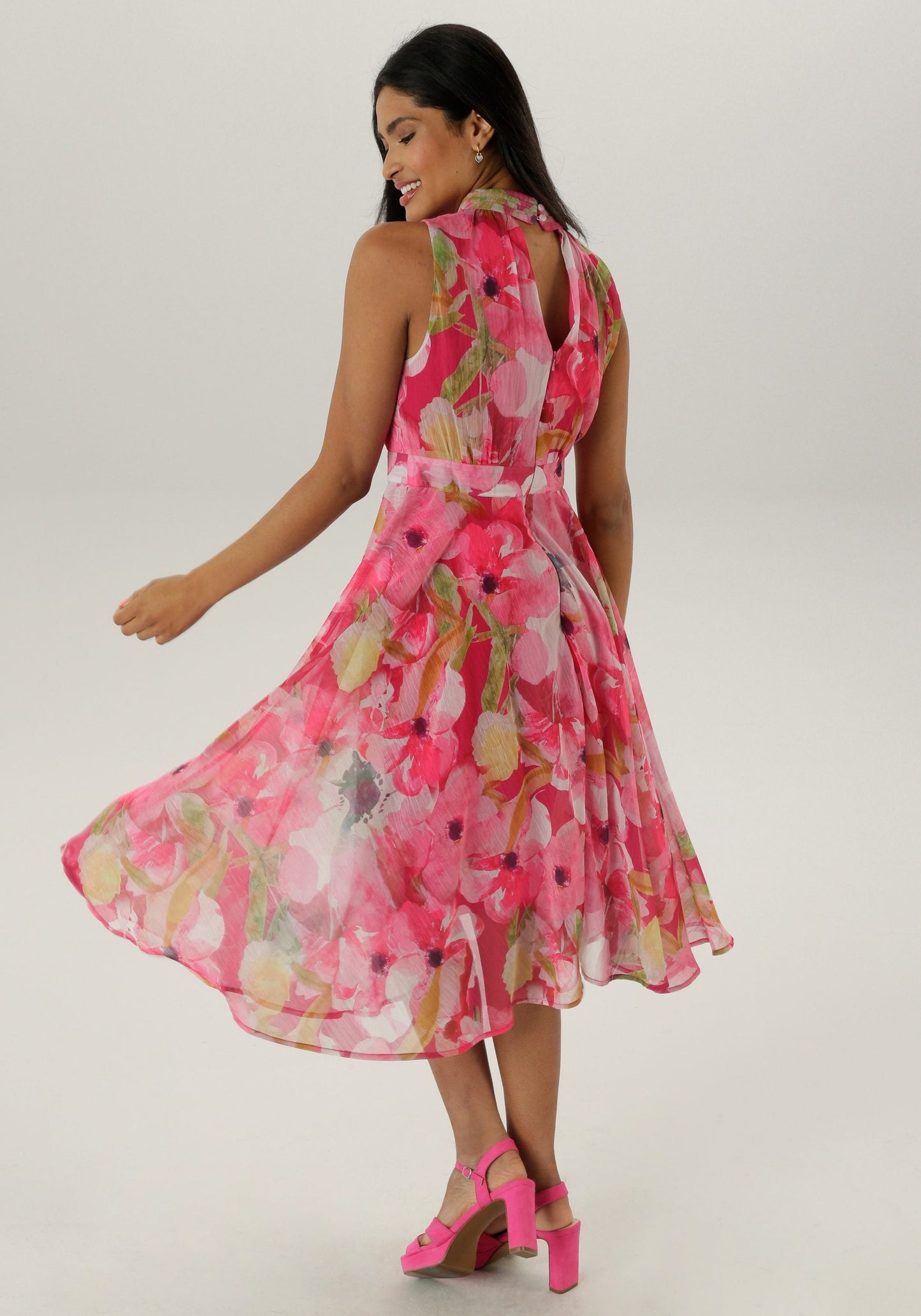 Midikleid mit zartem Blumenmuster und modernem Nackenträgerstil
