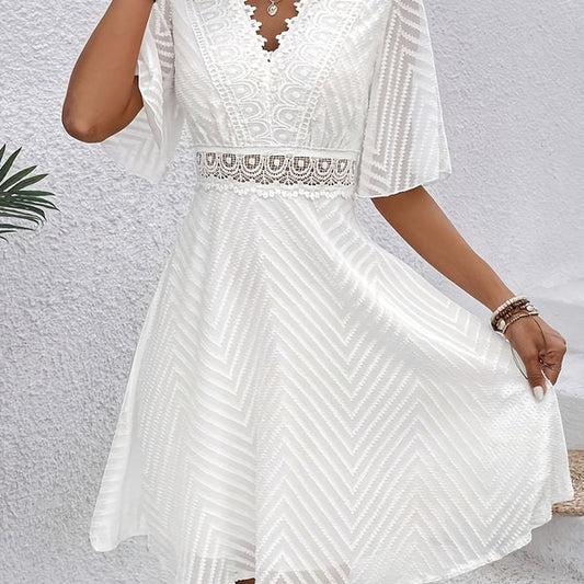 Kurzes Sommerkleid mit V-Ausschnitt und zarten Akzenten für Abschlussfeiern und Partys