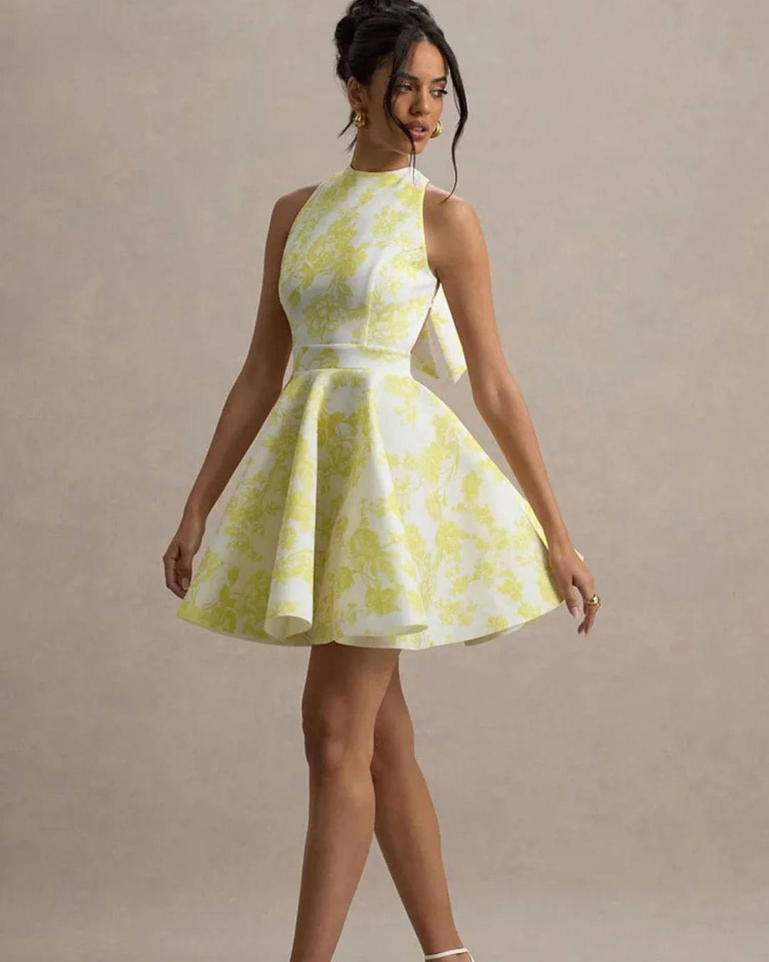 Elegantes Minikleid mit Rückenausschnitt und Schleife im Rückenbereich