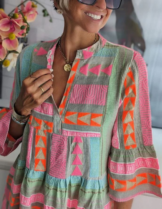 Modisches kurzes Sommerkleid für Damen mit zeitgemäßem Look