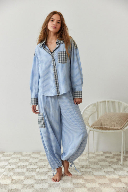 Locker sitzendes Damen-Pyjama-Set mit Hemd und weiter Hose