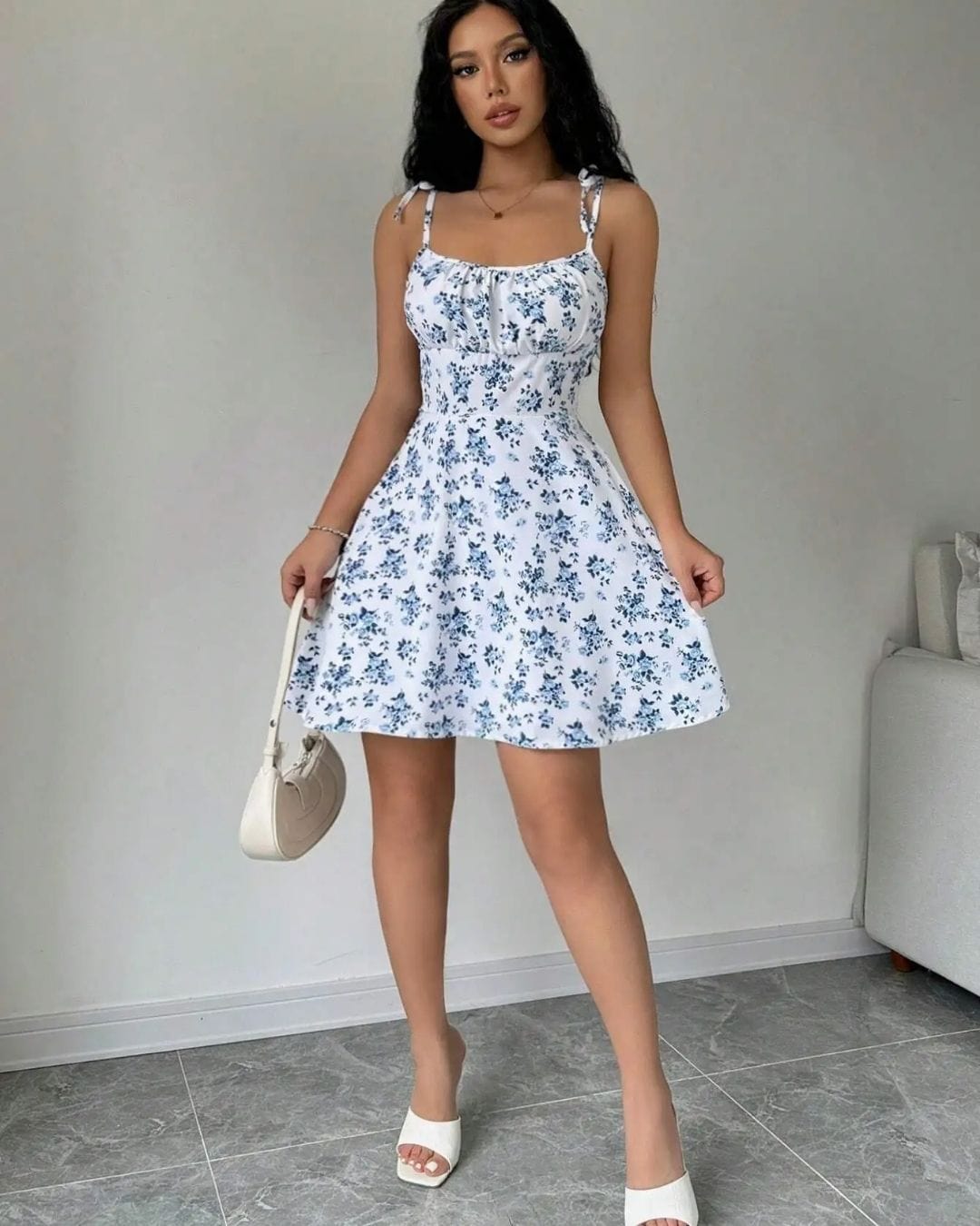 Verspieltes Minikleid mit Blumenmuster und schmalen Trägern